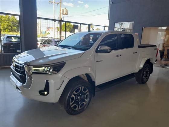 TOYOTA HILUX 2.8 D-4D TURBO DIESEL CD SRX 4X4 AUTOMÁTICO